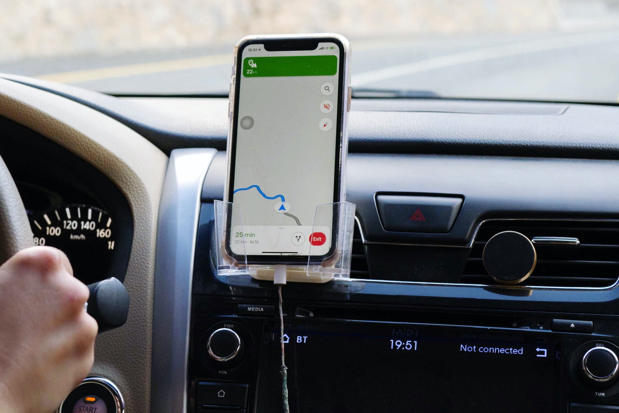 Map directions on the smartphone in the car
